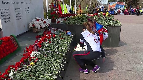 Венок к Вечному огню возложили тюменские спортсменки Дарья Степанова и Александра Бакуева