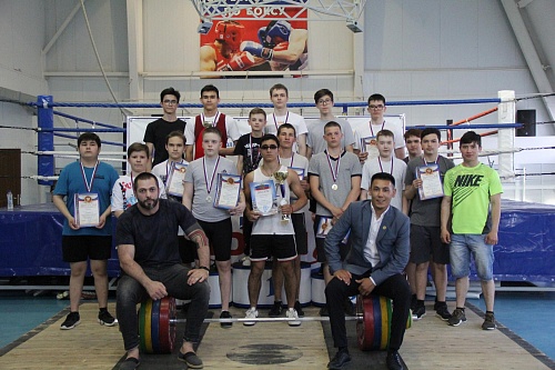 Штангисты поспорили за Кубок Виталия Вандышева