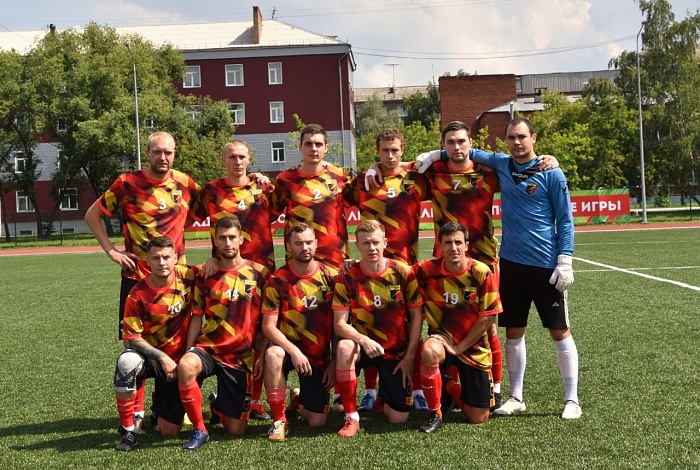 Футбольный клуб «Молния» из Омска, за который выступают экс-игроки ФК «Тюмень» Владимир Лешонок и Владимир Пономарёв, вышел в полуфинал Кубка страны