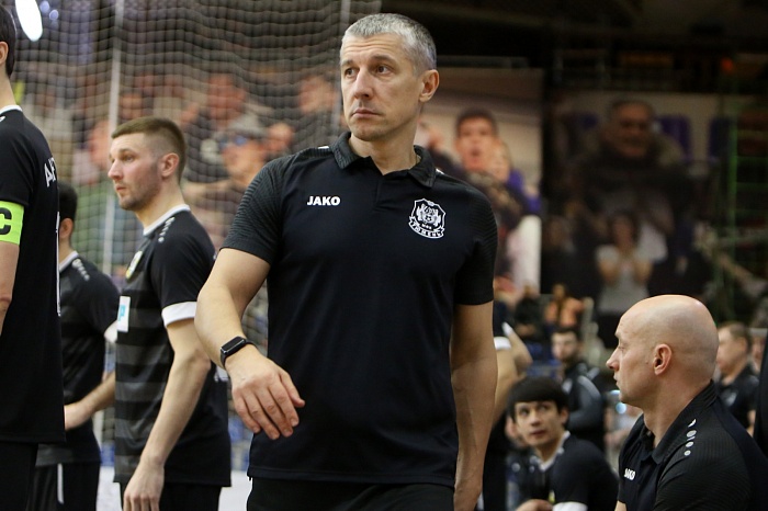 Наставник мини-футбольного клуба «Тюмень» Максим Горбунов: «Бывает, что не совсем прицел такой, как у снайперской винтовки. Надеюсь, Антошкину повезёт в плей-офф»