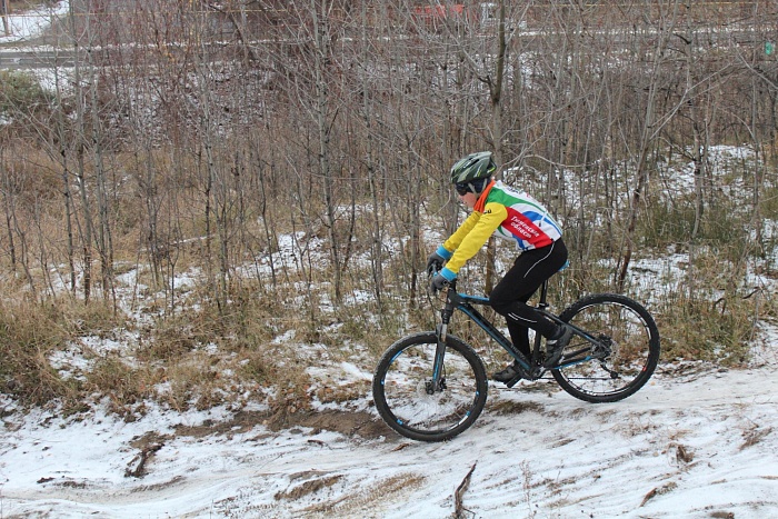 Мчались по заснеженному парку…