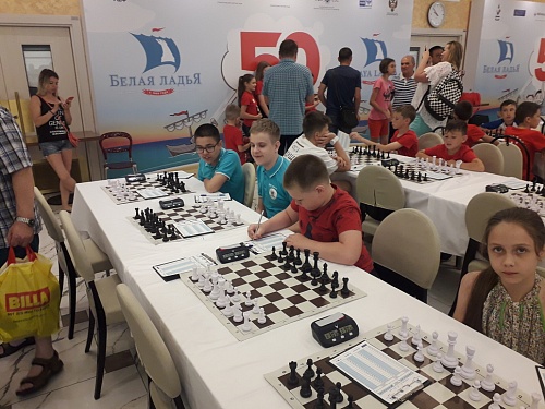 Монгольские школьники сбросили лидеров с вершины