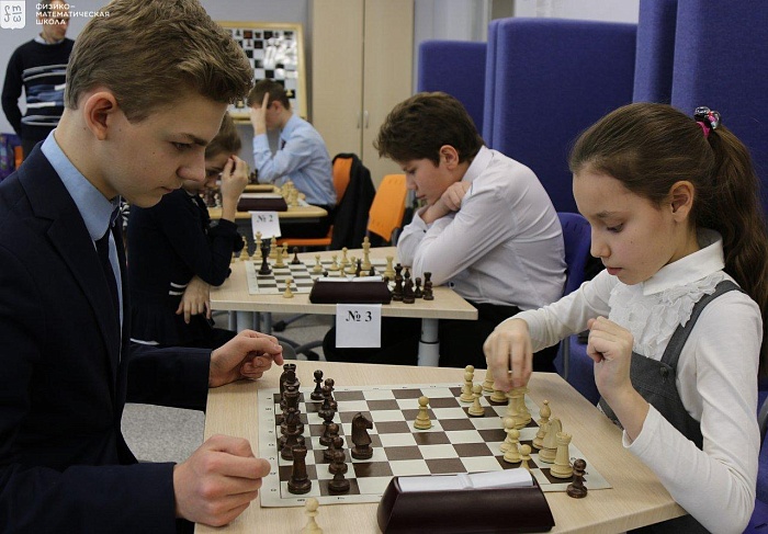 Юные интеллектуалы двинули шахматные фигуры