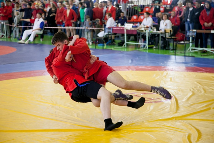 В турнире сражались юные самбисты