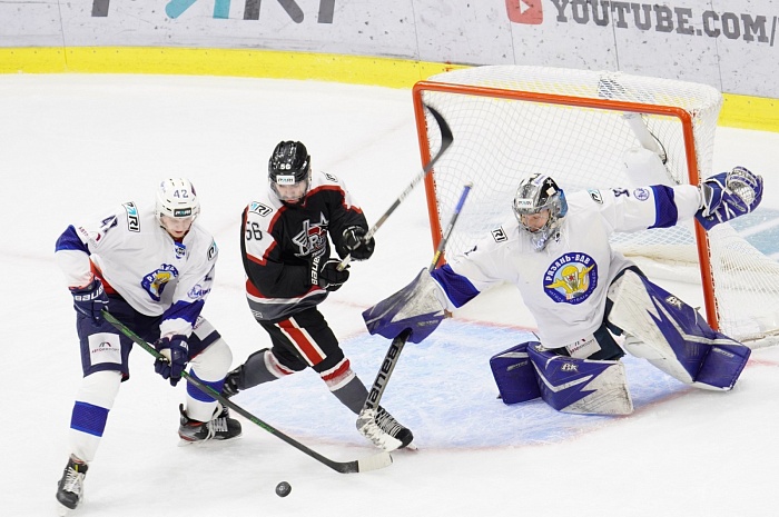 Тюменский хоккейный клуб «Рубин» забросил четыре шайбы и победил команду из Рязани