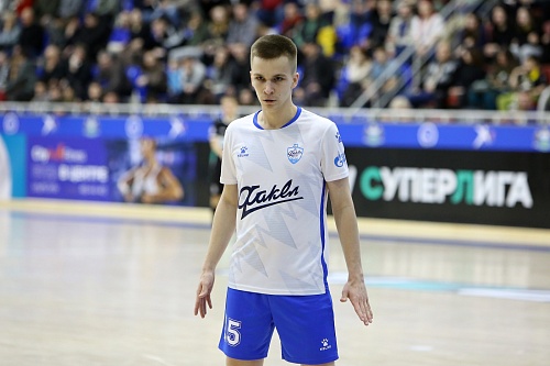 Тюменец Александр Фролов забил первый мяч за мини-футбольный клуб «Факел» в ворота команды Дмитрия Семикина