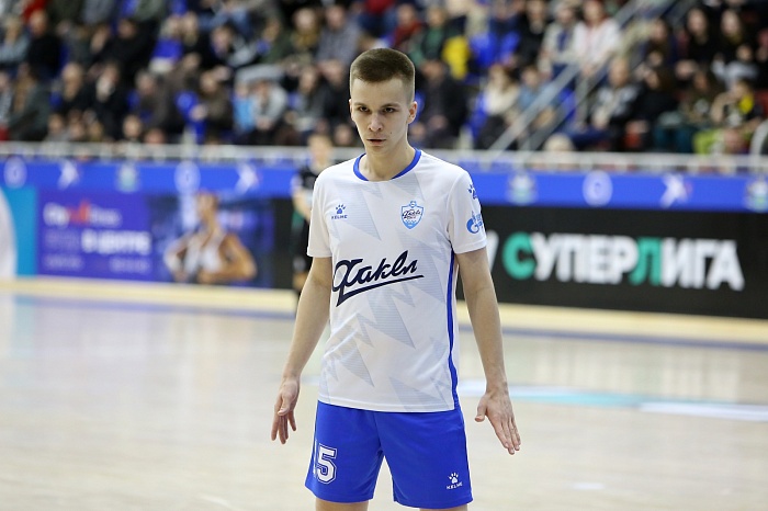 Тюменец Александр Фролов забил первый мяч за мини-футбольный клуб «Факел» в ворота команды Дмитрия Семикина