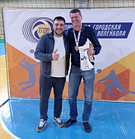 Чемпионат Тюмени по волейболу в группе «Lite» взяла команда ТИУ, лучшим признали 56-летнего игрока