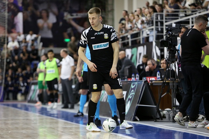 Игрок мини-футбольного клуба «Тюмень» Андрей Соколов: «За пятнадцать лет в Тюмени ни одного ковра не видел, всё по линолеуму хожу»