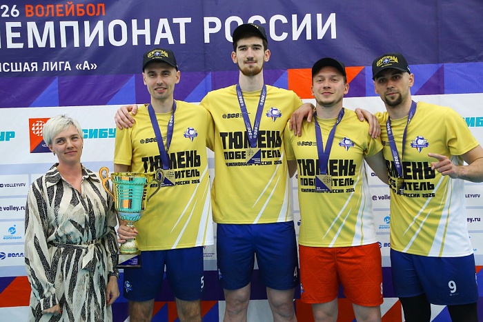 Награждение волейболистов "Тюмени" золотыми медалями высшей лиги "А"