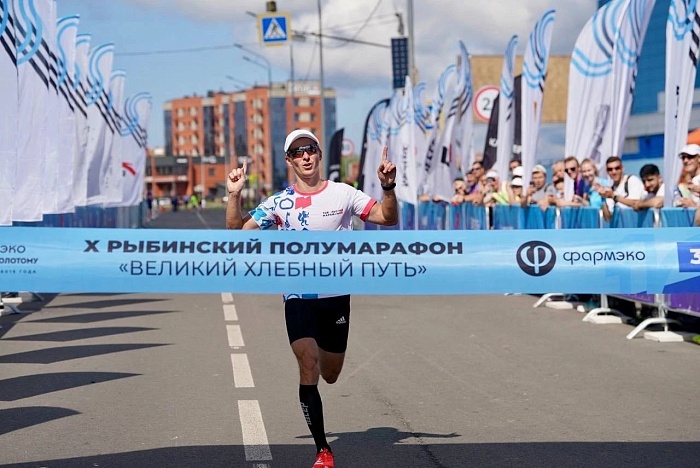 Тюменский лыжник Денис Спицов выиграл беговой полумарафон в Рыбинске