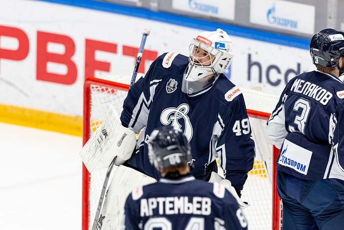 Хоккейное «Динамо» из Санкт-Петербурга побеждает в полуфинале плей-офф.