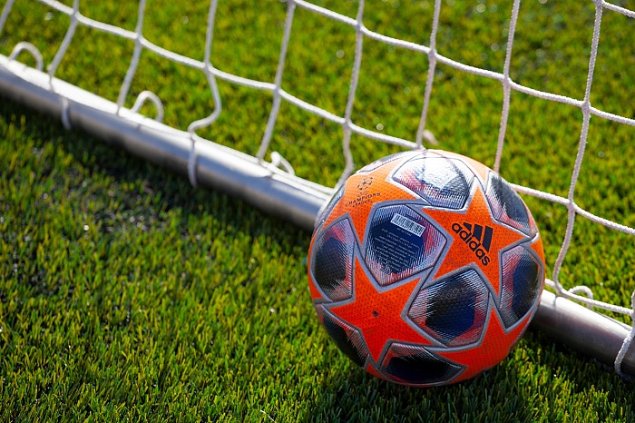 Банкиры с разгрома начали чемпионат Тюмени по футболу