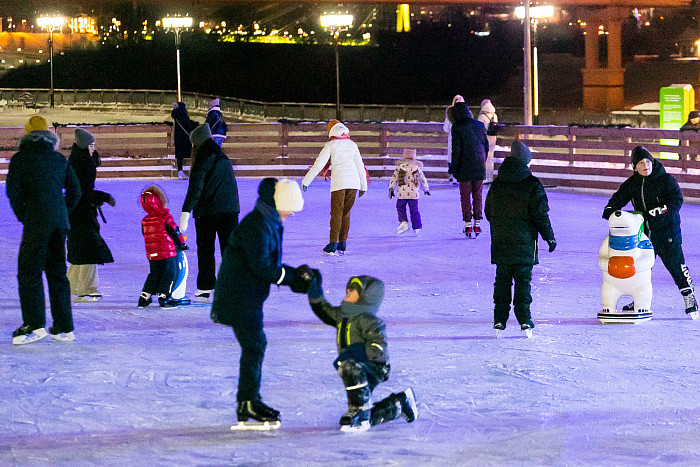 А не сходить ли на каток? Тестируем ледовую площадку у «Конторы пароходства»