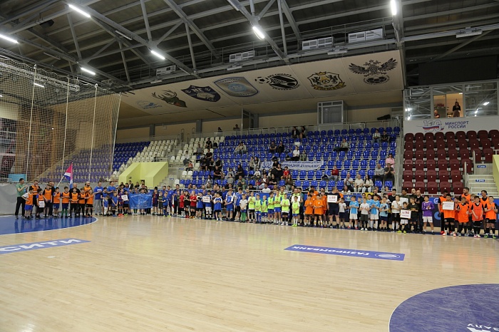 Отцы и дети сразились в футбол