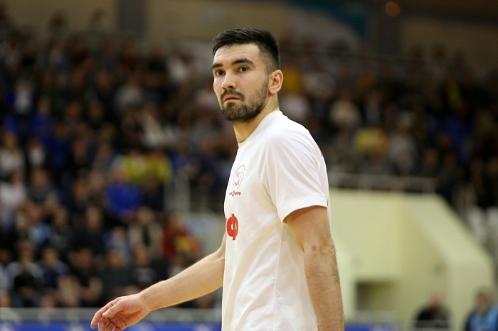 Игрок футзального клуба КПРФ Артём Ниязов: «Я не должен был бить с левой ноги, но правая у меня болит...»