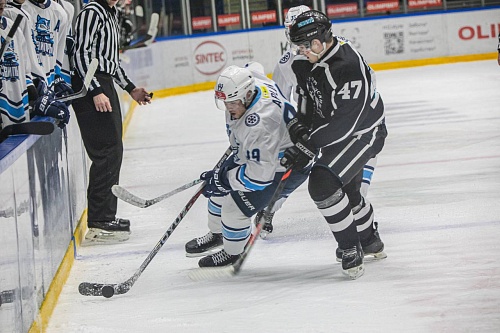 Хоккейная команда «Тюменский Легион» победила в Кургане