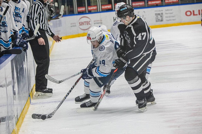 Хоккейная команда «Тюменский Легион» победила в Кургане