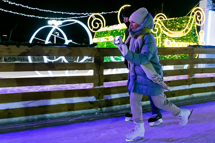 А не сходить ли на каток? Тестируем ледовую площадку у «Конторы пароходства»