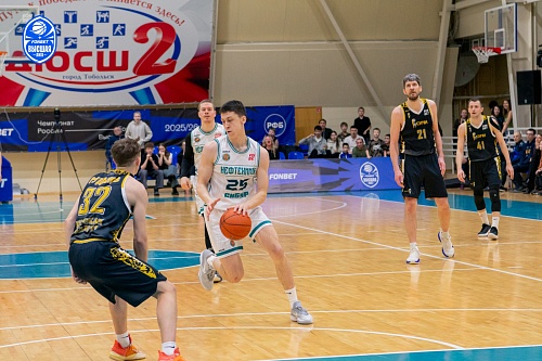 Баскетболисты тобольского «Нефтехимика» нанесли поражение лидеру