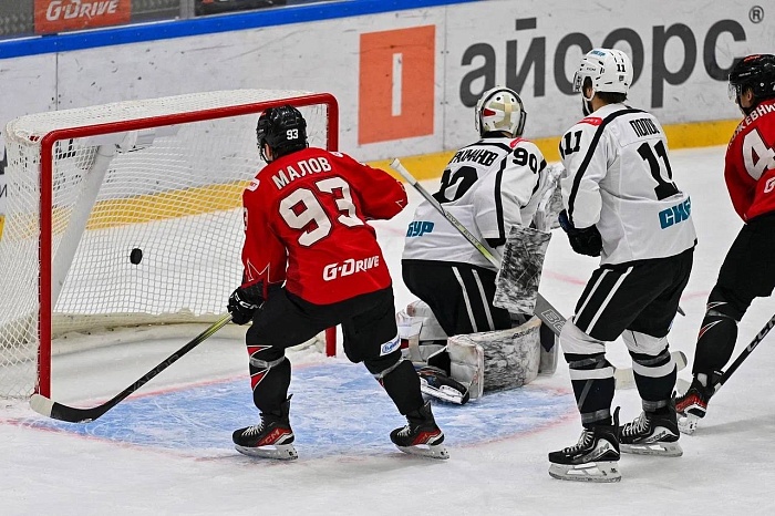 Хоккейный клуб «Рубин» проиграл в Омске, уступив в третьем периоде