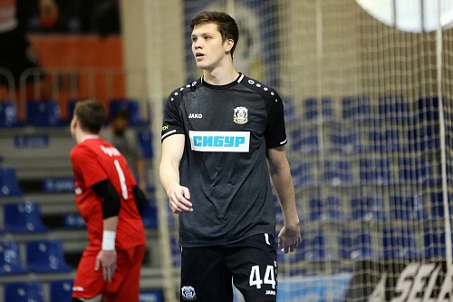 Максим Емельянов и Данил Карпюк продолжат карьеру в сургутском "Факеле"