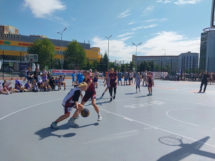 В Тюмени активно празднуют День физкультурника