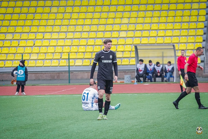 Защитник Артём Лавренков