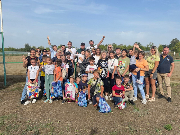 Гости и участники фестиваля для детей с особенностями здоровья в краснодонском конноспортивном клубе «Декурион»