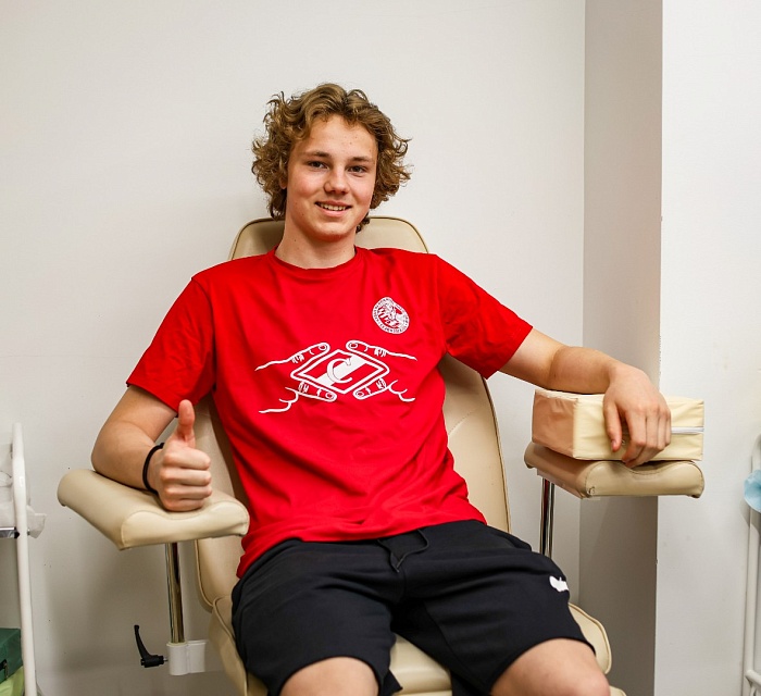 Тюменский хоккеист Александр Плесовских результативно играет за «Спартак»