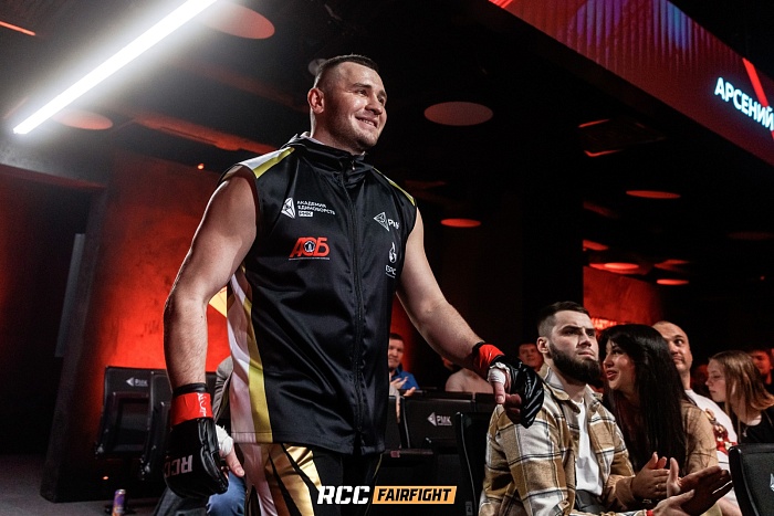 Деньги любят тишину? На что тратят первые гонорары профессиональные бойцы