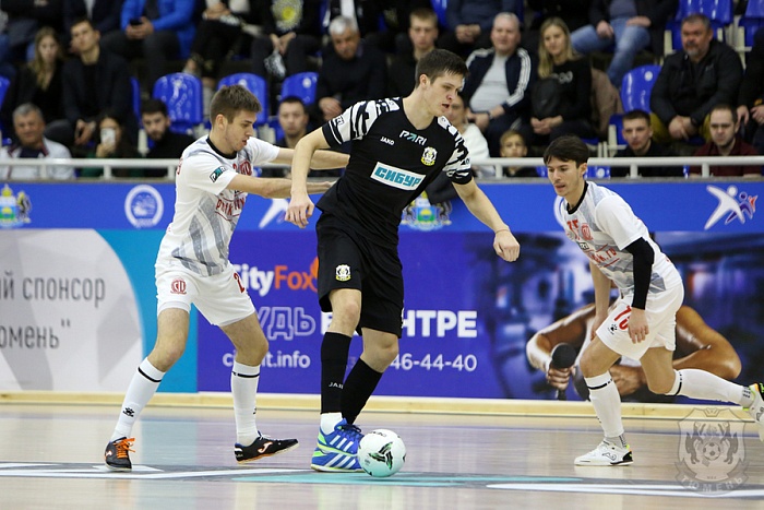 Данил Карпюк забил гол и был удалён в матче с «Тулпаром»