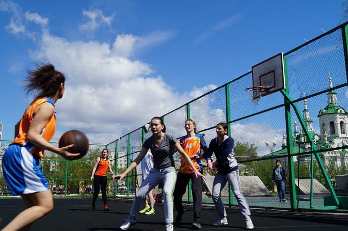 В Тюмени более шестидесяти площадок, на которых можно играть в баскетбол «3 на 3» на улице. Спортсмены и тренеры рассказывают о лучших из них
