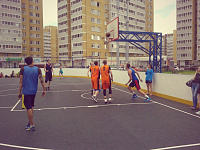 В Тюмени более шестидесяти площадок, на которых можно играть в баскетбол «3 на 3» на улице. Спортсмены и тренеры рассказывают о лучших из них