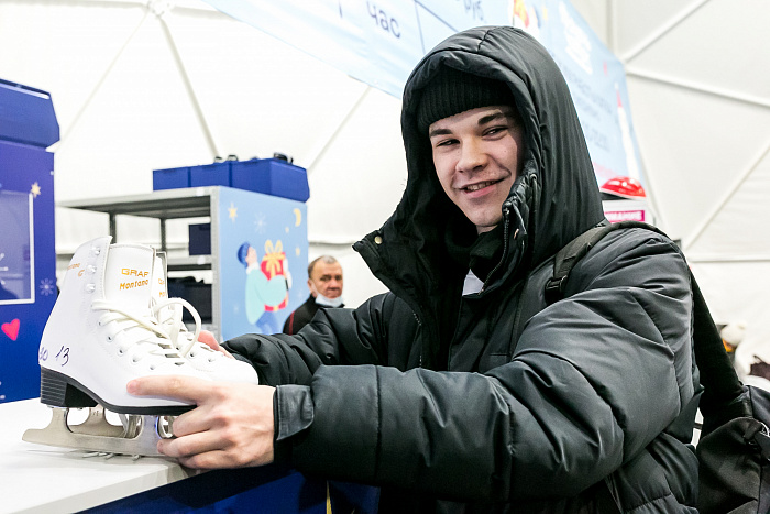 А не сходить ли на каток? Тестируем ледовую площадку у «Конторы пароходства»