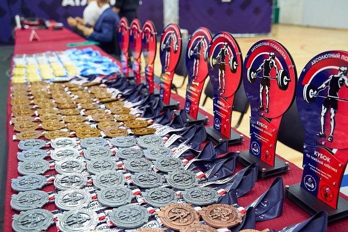 В Тюмени прошли чемпионат и первенство города и открытый Кубок по тяжелой атлетике памяти участника СВО Артема Самарина