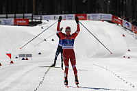 Александр Большунов победил в масс-старте на этапе Кубка России по лыжным гонкам в Тюмени и остаётся недосягаем для остальных