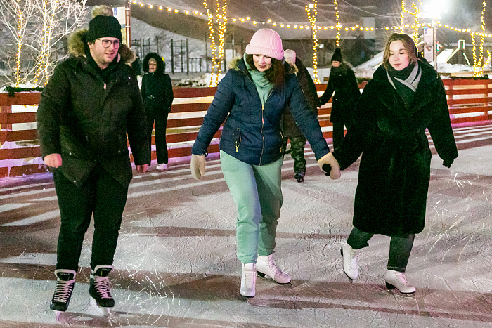 А не сходить ли на каток? Тестируем ледовую площадку у «Конторы пароходства»