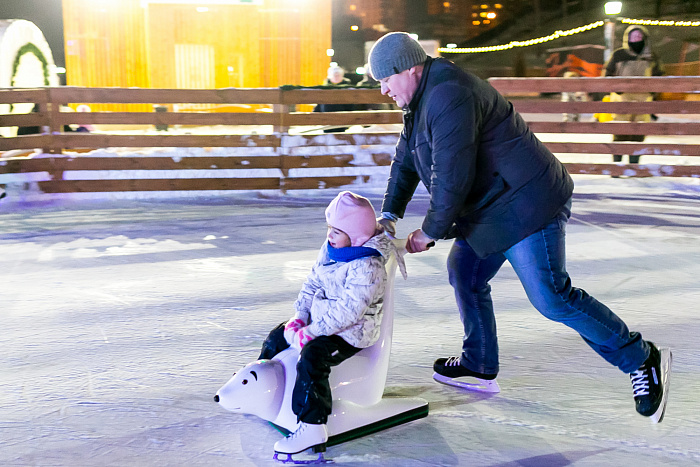 А не сходить ли на каток? Тестируем ледовую площадку у «Конторы пароходства»