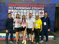 Олег Майер (последний справа)
