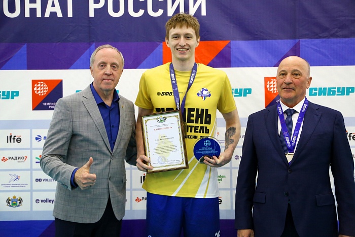 Награждение волейболистов "Тюмени" золотыми медалями высшей лиги "А"
