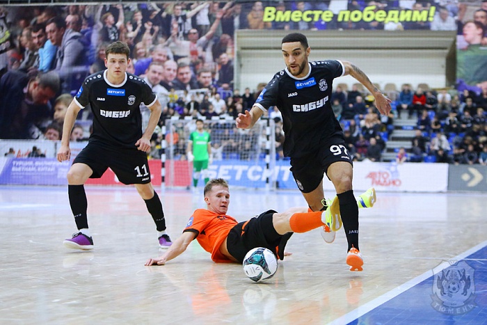 Футзальная «Тюмень» одержала победу над питерским «Кристаллом»