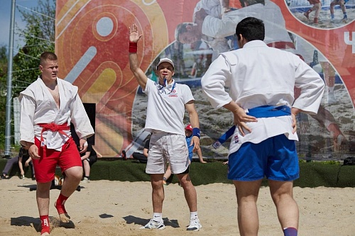 Тюменские самбисты добыли медали на песке