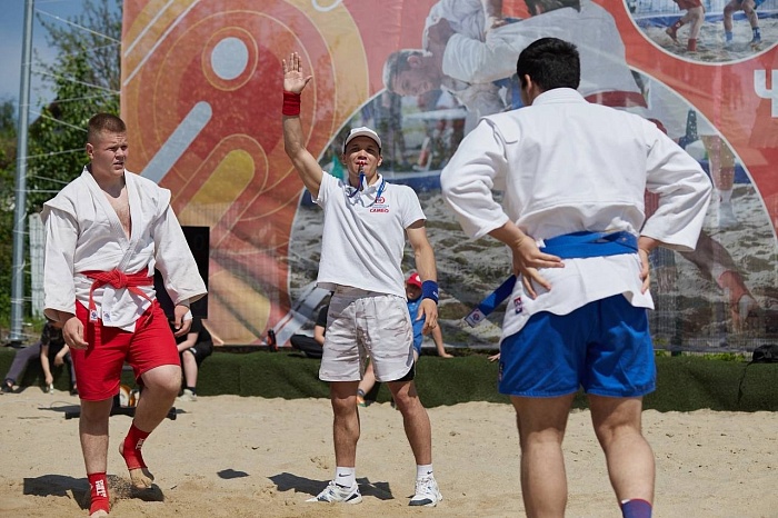 Тюменские самбисты добыли медали на песке