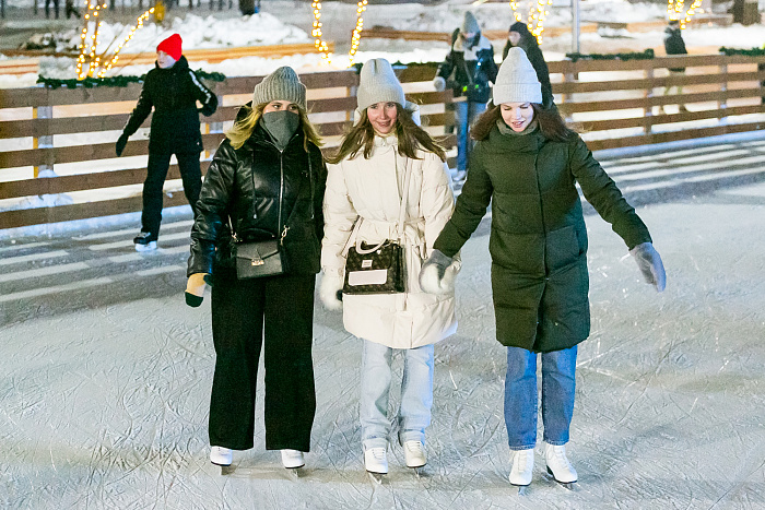 А не сходить ли на каток? Тестируем ледовую площадку у «Конторы пароходства»