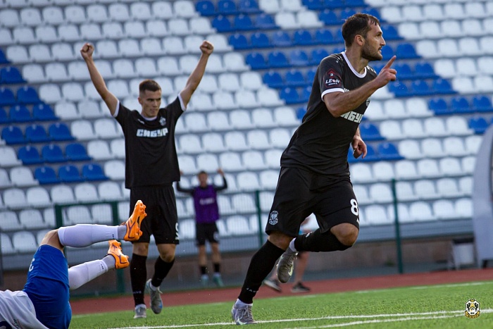 Нападающий Руслан Болов