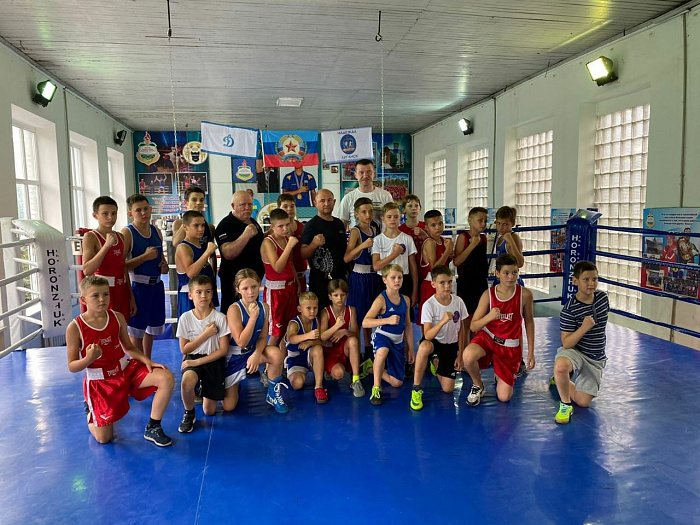 Участники делегации на встрече с боксёрами в Луганске