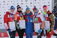Светлана Иванова в окружении тюменских победительниц УрФО по лыжным гонкам