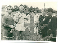 Виктор ХВОСТОВ (в центре - с капитанской повязкой)