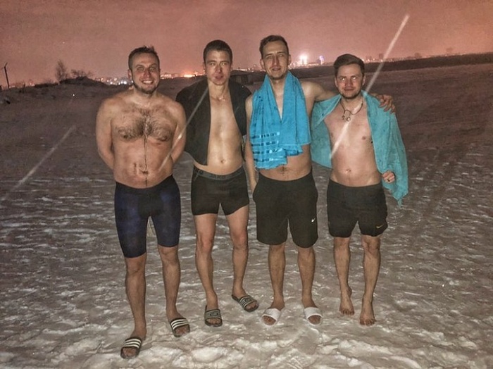 Антон Полюткин (второй слева)